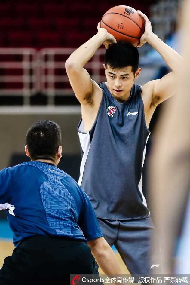 京城寒冬蓄锐待发 刘骁宇率首钢男篮剑指季后赛 场边拉伸,刘晓宇神态放松,阳光洒在他帅气的脸庞上。