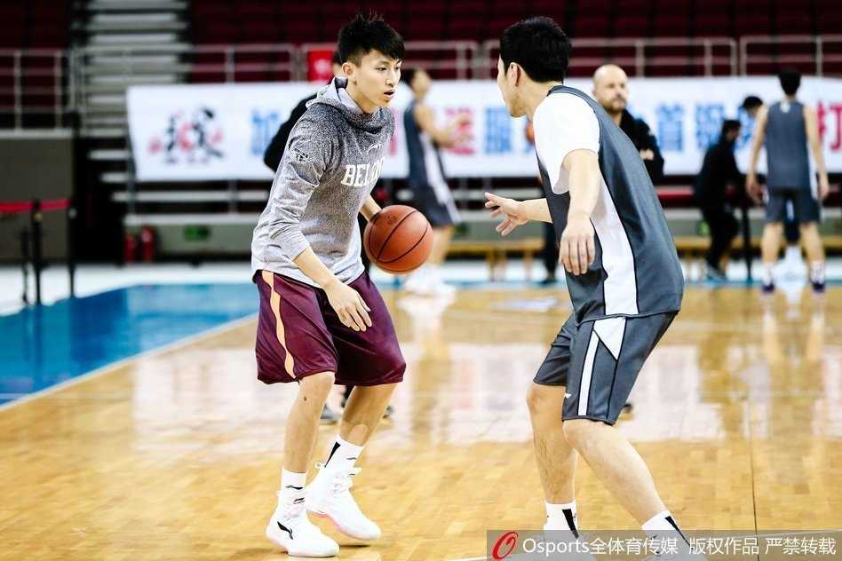 京城寒冬蓄锐待发 刘骁宇率首钢男篮剑指季后赛 战术演练环节,刘晓宇认真聆听教练部署,是场上名副其实的指挥官。