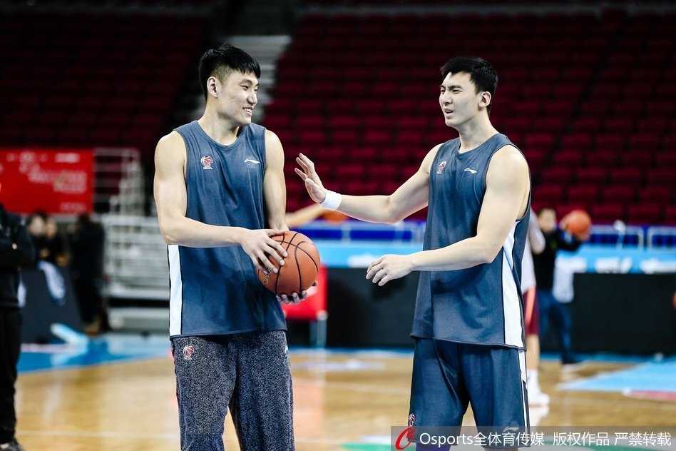 京城寒冬蓄锐待发 刘骁宇率首钢男篮剑指季后赛 训练场上,刘晓宇目光如炬,坚定的眼神透露出对胜利的渴望。