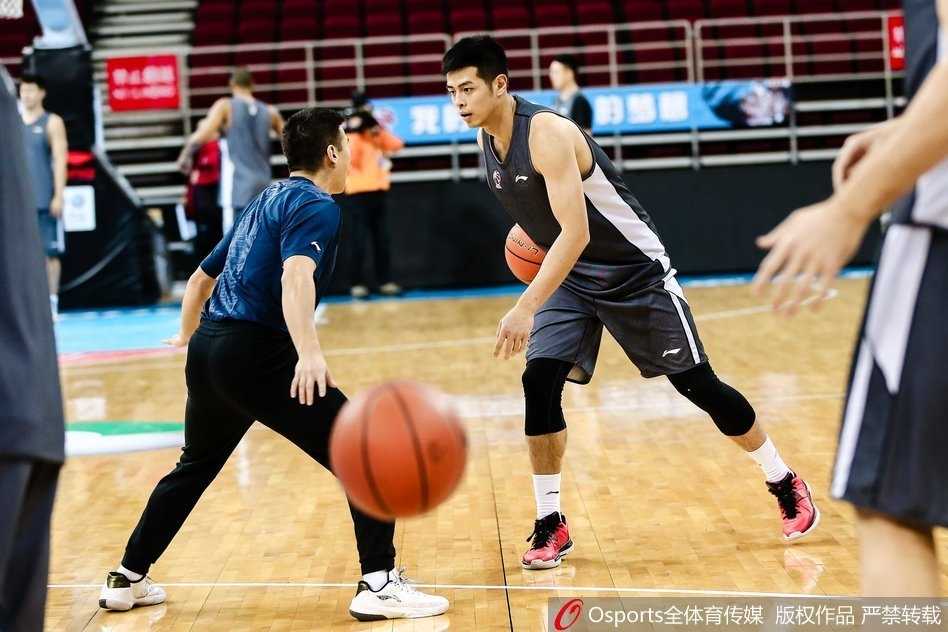 京城寒冬蓄锐待发 刘骁宇率首钢男篮剑指季后赛 传球练习瞬间,刘晓宇动作舒展,展现出精湛的篮球技艺。