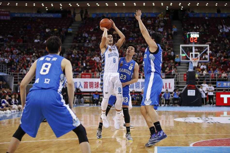 马尚·布鲁克斯如冷血剑客，面对防守干拔跳投，篮球在空中划出优美弧线，直穿首钢心脏。