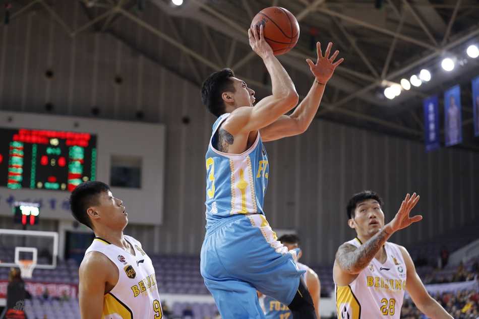 马布里在赵泰隆严密的贴防下艰难护球，这位CBA的传奇巨星脸上写满了与年龄抗争的倔强，他的每一次运球都试图撕开防线，但今晚幸运女神并没有站在他这一边。