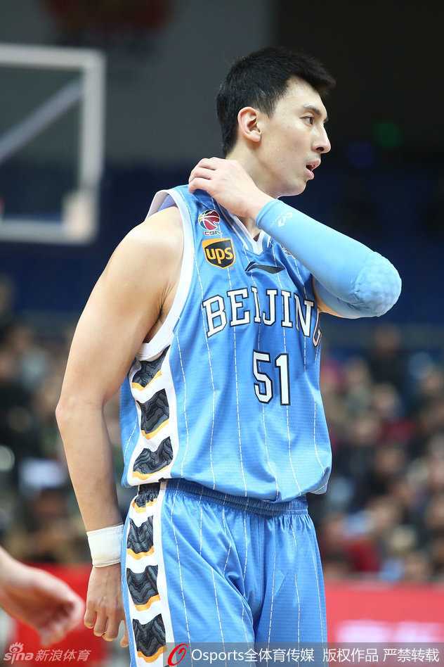 京城寒夜里的悲壮绝杀,马布里孤掌难鸣饮恨杭州 马布里在球队进攻时冷静地运球过半场,他压低重心,眼睛余光扫视着队友的跑位,仿佛一位指挥千军的统帅,试图在对手严密的防线中找到那稍纵即逝的破绽。