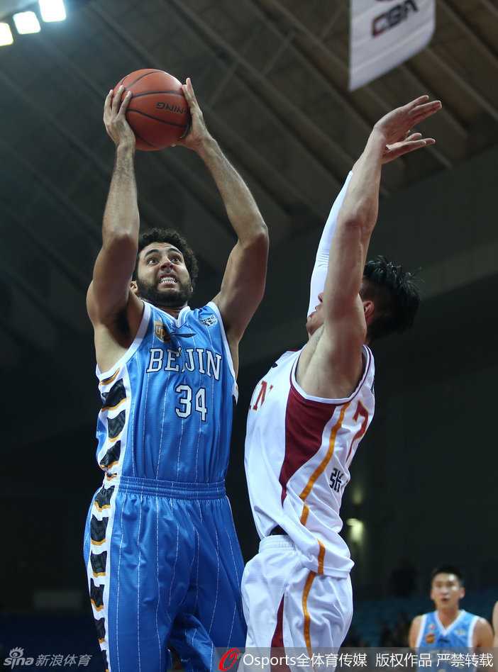 京城寒夜里的悲壮绝杀,马布里孤掌难鸣饮恨杭州 北京队外援在对方严密的内线防守中强行进攻,在与对方肌肉碰撞后失去平衡,身体倾斜着摔倒在地,眼神中依旧紧盯着那未进的篮筐。