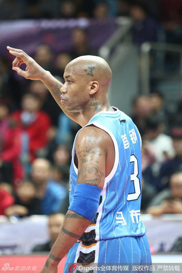 京城寒夜里的悲壮绝杀,马布里孤掌难鸣饮恨杭州 在主队球迷震耳欲聋的助威声中,北京队发起潮水般的攻势,张庆鹏犹如一把尖刀,持球高速杀入浙江队腹地,面对补防的球员,他高高跃起,在空中舒展身体,完成了一次难度极高的上篮。