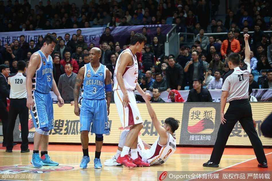 京城寒夜里的悲壮绝杀,马布里孤掌难鸣饮恨杭州 北京队球员吉喆在防守端高高跃起,与对方球员发生激烈身体接触后倒地,不远处的马布里则向裁判做出了一个极具争议的手势,脸上写满了对这次判罚的难以置信和强烈不满。