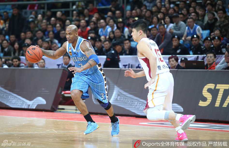 京城寒夜里的悲壮绝杀,马布里孤掌难鸣饮恨杭州 转战前场的张庆鹏接球后瞬间切换成攻击模式,他敏捷地控球躲过防守人的掏球,眼神坚定地望向篮筐,准备为球队续上宝贵的得分。