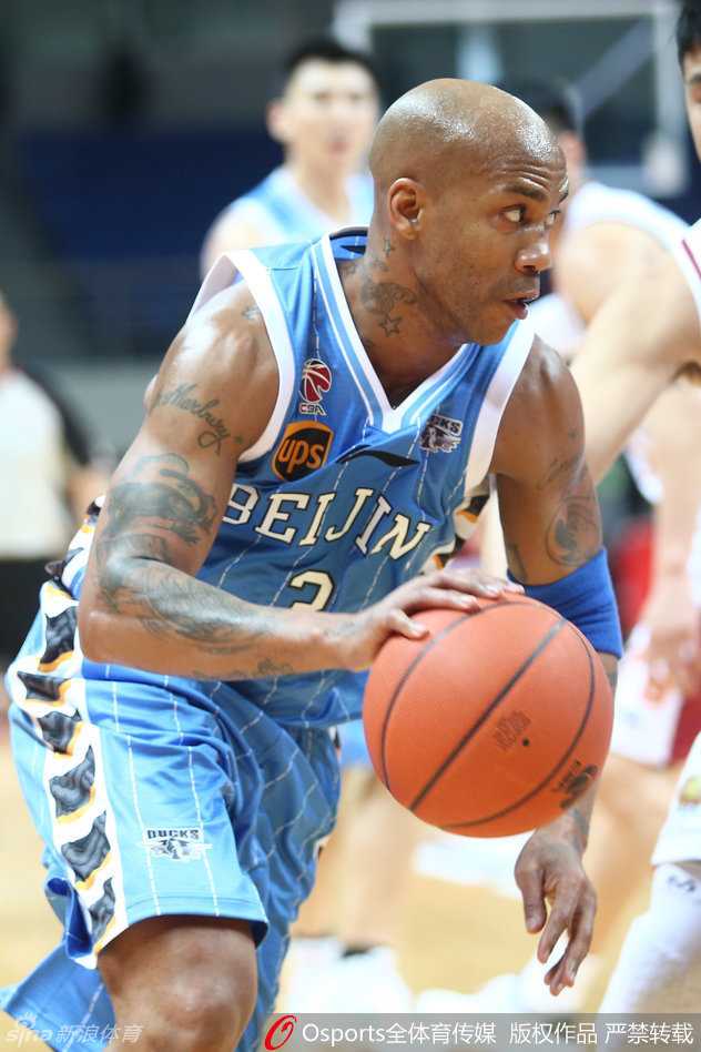 京城寒夜里的悲壮绝杀,马布里孤掌难鸣饮恨杭州 马布里在浙江队一次次成功的防守后情绪有些激动,他摊开双手追着当值裁判不停地用言语解释着什么,身后的孙悦则默默地看着这一切,眼神中透露出些许无奈。