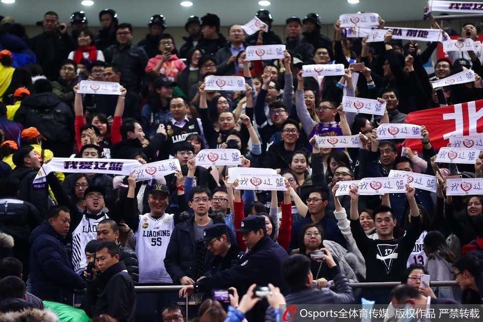 京城寒夜里的炽热之心:辽宁球迷用助威声为“辽篮精神”写下注脚 比赛结束后,辽宁球迷并没有马上离场,他们高举着一条写着“无论成败,与辽同在”的横幅,眼神中虽有失落,但更多的是对未来的期许和对将士们的理解