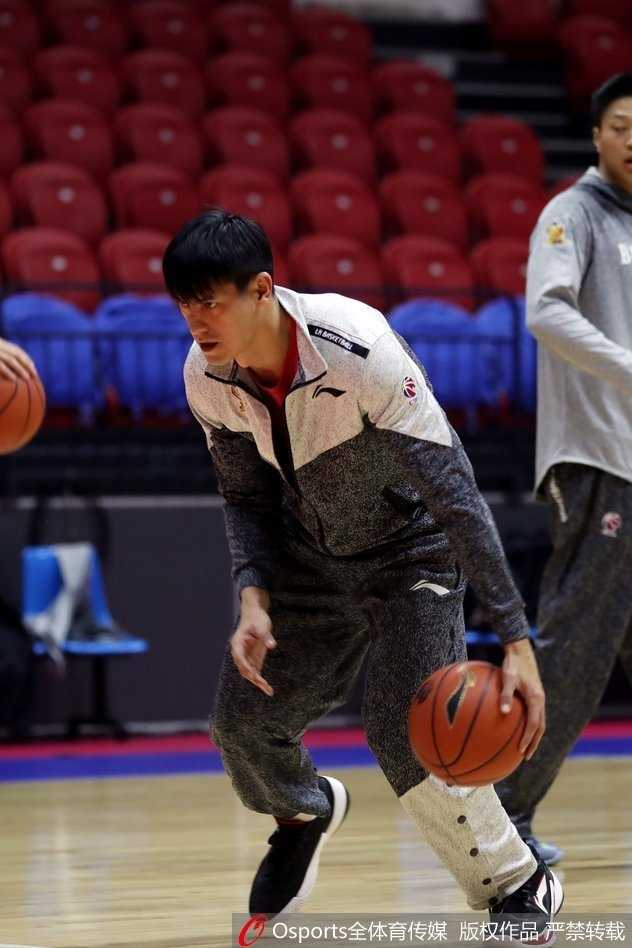 在一次持球突破的瞬间，马布里眉头紧锁，眼神犀利，身体肌肉线条紧绷，仿佛穿越回当年在NBA赛场上无所不能的“独狼”。尽管已到职业生涯暮年，他突破时的爆发力和坚决依旧令人敬畏。