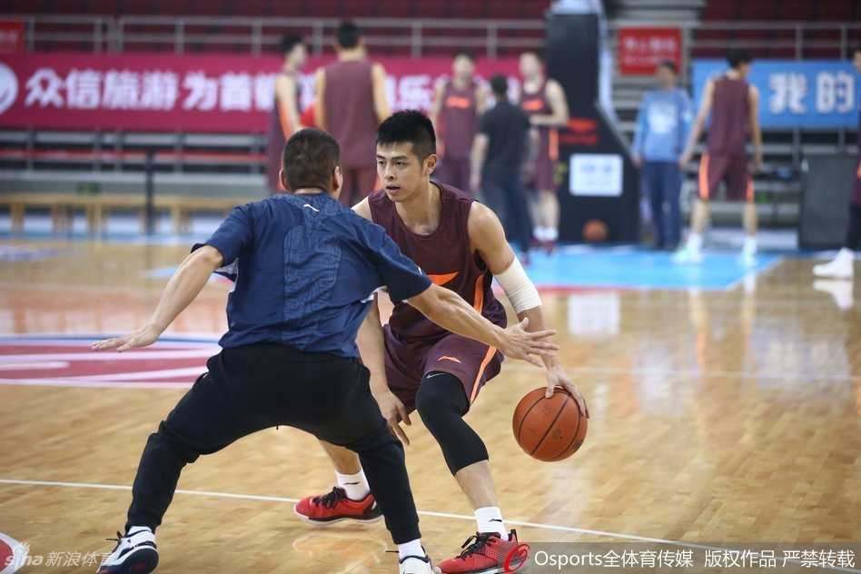 方硕在训练中运球突破，眼神专注，准备在新的一年里承担更多进攻重任