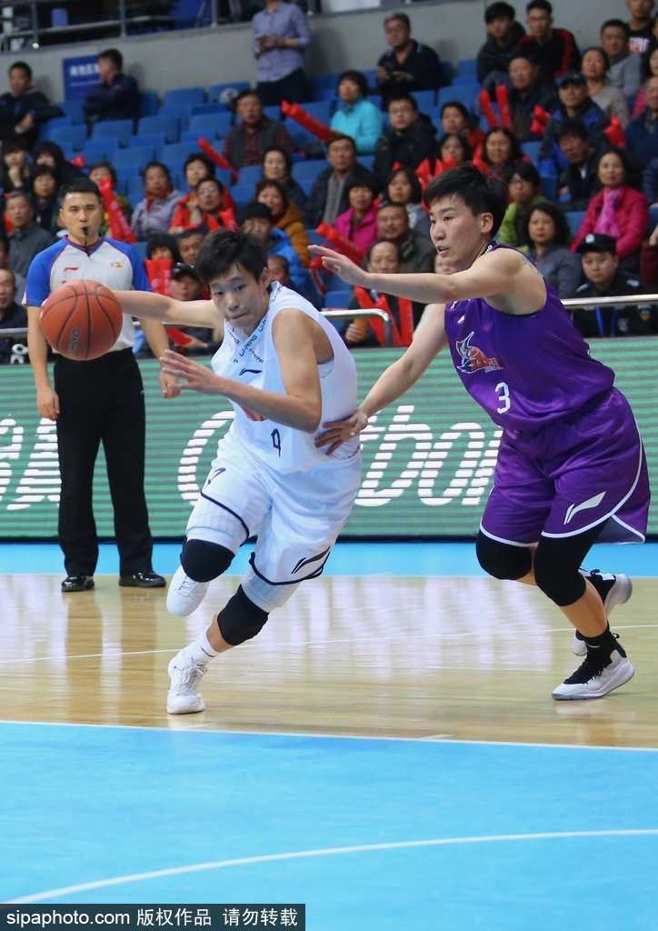 首钢核心邵婷犹如利刃出鞘，她犀利的突破瞬间撕开上海队精心布置的防线，眼神中透露出对胜利的无限渴望。