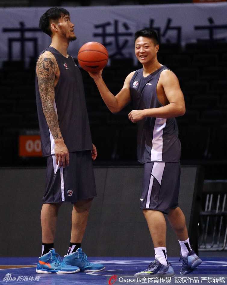 训练中的一次暂停，马布里双手叉腰，抬头望着球馆上方的计时器。空旷的看台与专注的他构成一幅独特的画面，这里是他的传奇诞生地，如今却是他的战场。