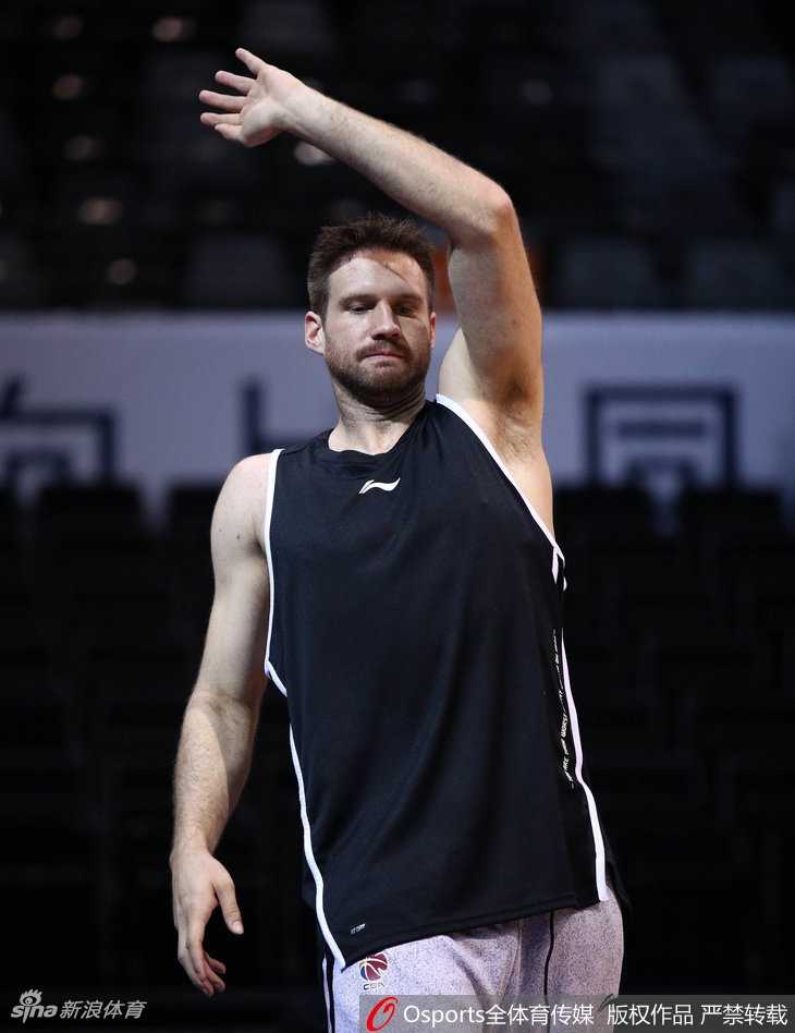 运球推进的马布里，肌肉线条分明，重心压得很低。尽管已经40岁，但他的核心力量依然恐怖，每一次触球都显得扎实有力。