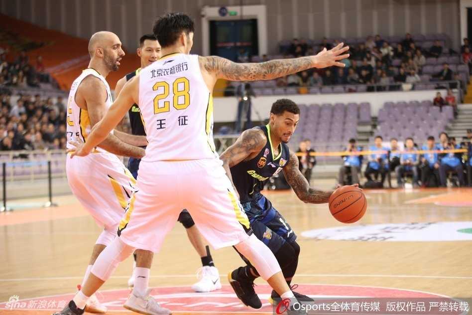 亚洲外援阿巴斯面对广东三人合围高高跃起，上演惊天一抢七