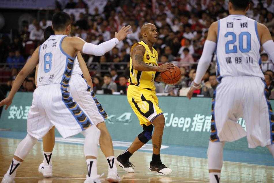 京城德比方硕封神夜,马布里重返五棵松见证新王加冕 五棵松体育馆内灯火通明,北京德比大战一触即发,现场座无虚席,球迷们挥舞着充气棒,等待着跳球的一刻。