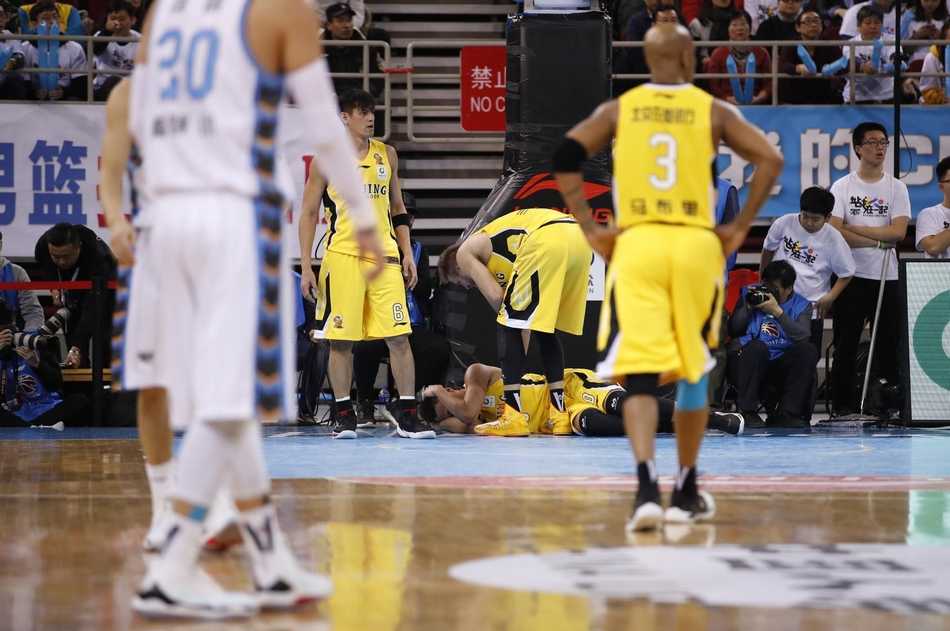 京城德比方硕封神夜,马布里重返五棵松见证新王加冕 翟晓川无视防守人,在底角高高跃起干拔三分,篮球在空中划出一道美丽的弧线,直坠网心,引得全场欢呼雷动。