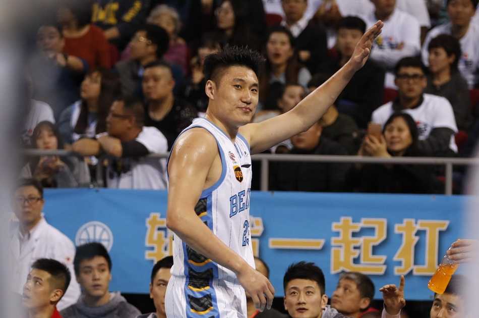 京城德比方硕封神夜,马布里重返五棵松见证新王加冕 方硕持球面对北控外援的贴身紧逼,他眼神犀利,利用娴熟的胯下运球寻找节奏,准备给对手致命一击。