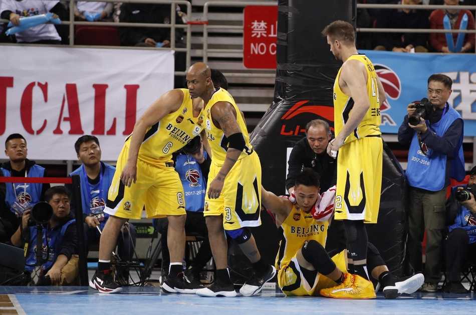 京城德比方硕封神夜,马布里重返五棵松见证新王加冕 进球后的方硕握拳怒吼,释放着心中的压力与激情,身边的队友们纷纷冲过来与他撞胸庆祝,场面令人动容。