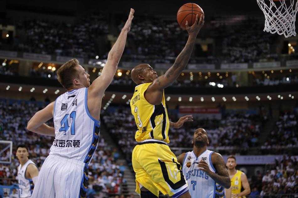 京城德比方硕封神夜,马布里重返五棵松见证新王加冕 终场比分定格在108比105,大屏幕上猩红的数字记录着这场惨烈德比的结局,北京队球员们围在一起,忘情庆祝这来之不易的胜利。