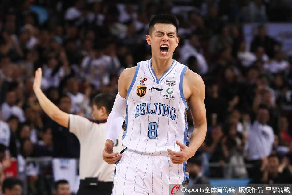 京城德比方硕封神夜,马布里重返五棵松见证新王加冕 赛后,马布里与方硕紧紧相拥,老马面带微笑轻拍后辈的肩膀,方硕则神情肃穆,这一抱仿佛隔代领袖之间的无声对话。