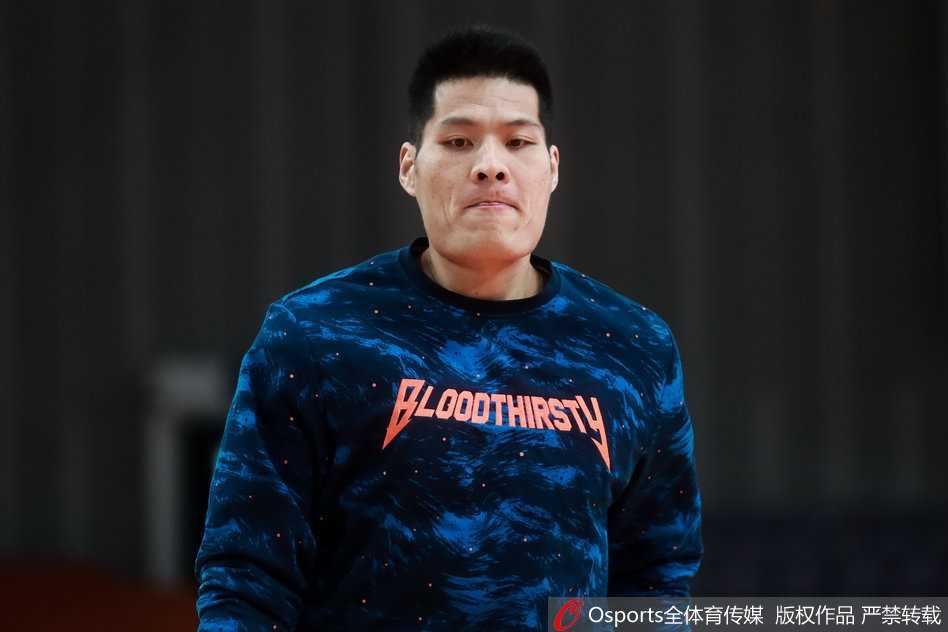 京城德比温情一幕:马布里与张庆鹏赛场重逢,英雄相惜话当年 北控队赛前热身,马布里一脸轻松地与队友开着玩笑。虽然离开了首钢,但他依然是这座城市的英雄,北控队也因他的到来而备受瞩目,全队上下都希望在新赛季有所作为。