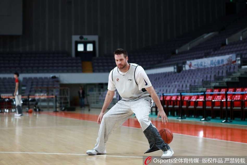 马布里弯腰低头，认真地与身材高大的年轻球员张才仁碰拳致意，老将的谦逊与新秀的敬仰在这一刻定格