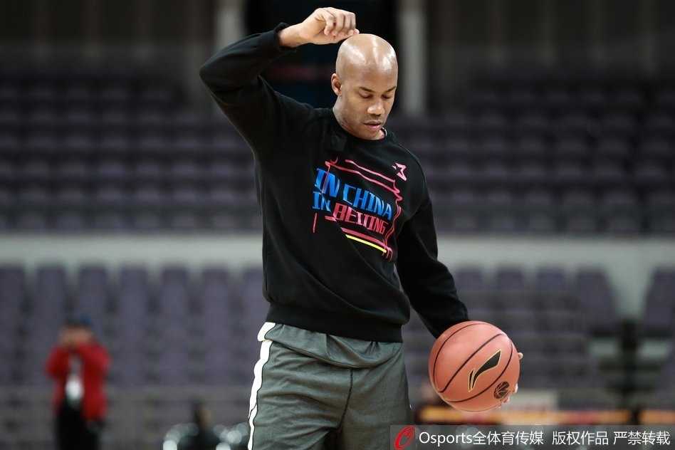 马布里张开双臂，与身穿白色训练服的方硕紧紧相拥，两人眼神交汇中满含师徒情深，一旁的队友纷纷侧目，见证这温情一刻