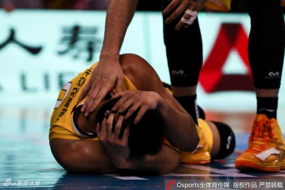 京城德比火爆一幕:贺希宁倒地遭踢头,丁伟怒冲赛场理论 场上局势一触即发,北控替补席全员起身,多名球员和工作人员情绪激动地围在技术台前,向裁判组施加压力。