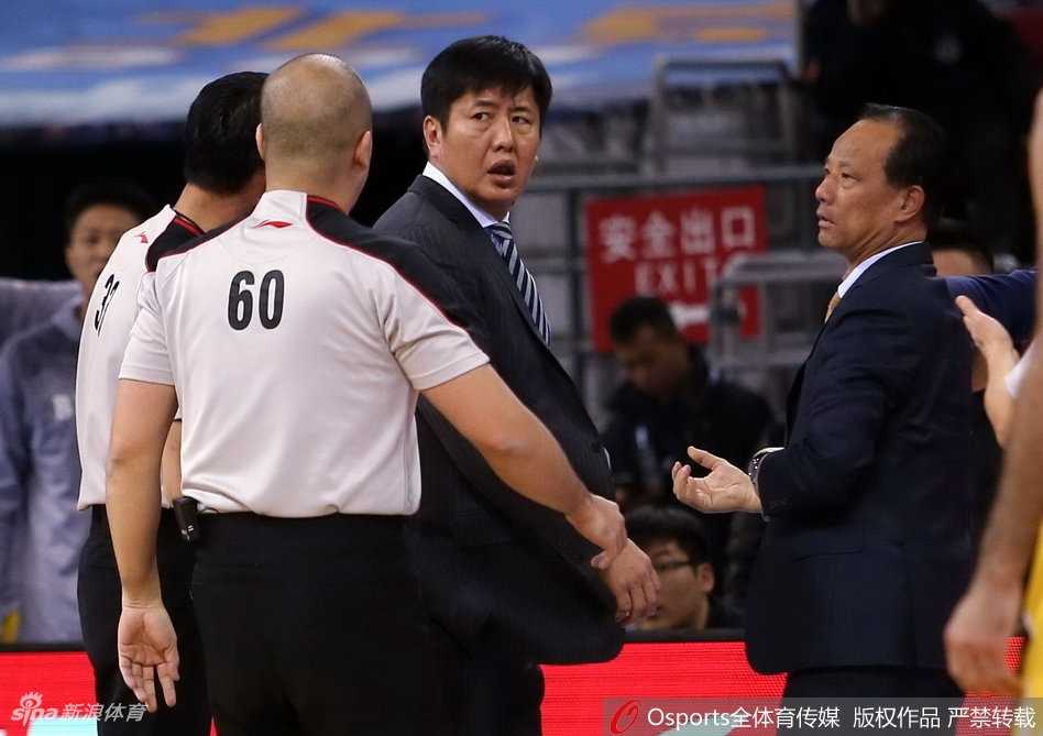 京城德比火爆一幕:贺希宁倒地遭踢头,丁伟怒冲赛场理论 最终裁判做出夺权手势,直接指向场外,常林无奈地脱下护目镜,在全场注视下走向球员通道,为自己的不冷静行为付出代价。