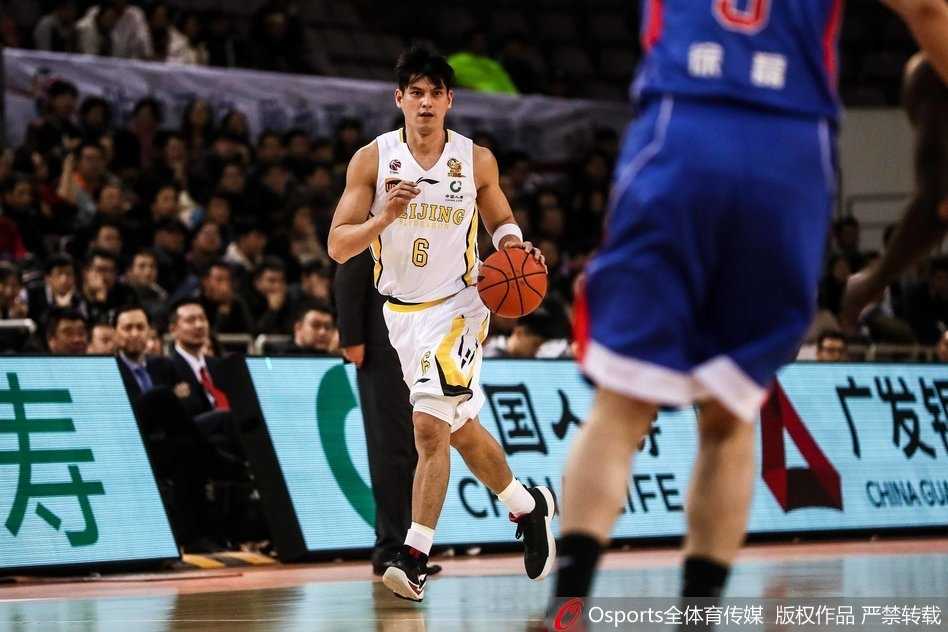 兰多夫内线强打造成犯规，肌肉碰撞间尽显篮下霸主本色