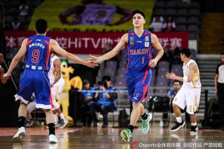 兰多夫摘下关键篮板，双手紧抱篮球如同抱住胜利的钥匙