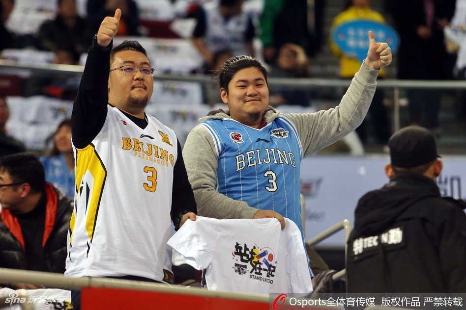 五棵松体育馆内座无虚席，蓝黄两色球迷阵营遥相对峙，巨幅Tifo在看台上传递，将德比战的狂热氛围推向了第一个高潮。