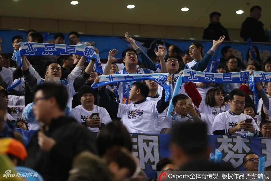 赛后，方硕与马布里拥抱致意，两人耳语片刻，脸上带着微笑。这一刻，师徒情谊超越了胜负，成为京城德比中最温暖的画面。