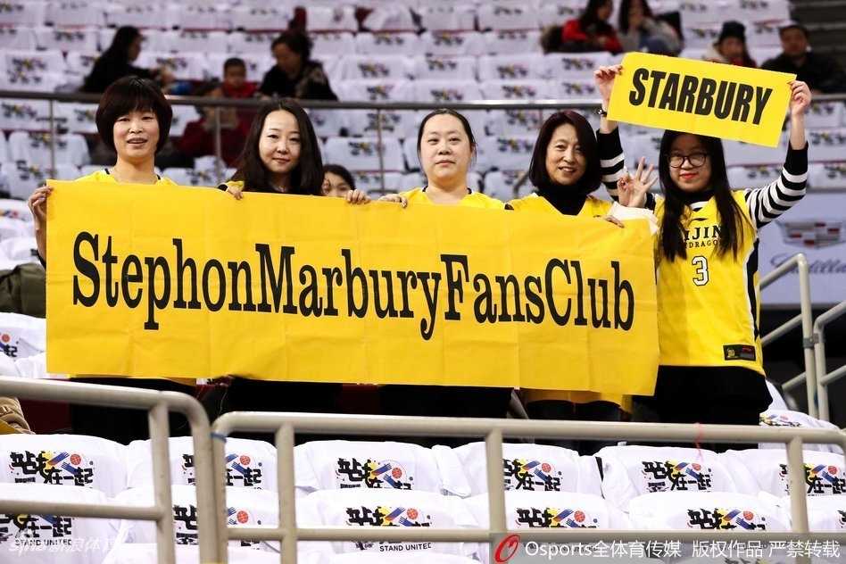 马布里在昔日队友的严密防守下强行突破，他身形如弓，眼神坚毅，仿佛要撕裂这片曾经最熟悉的防线，为新的球队带来胜利。