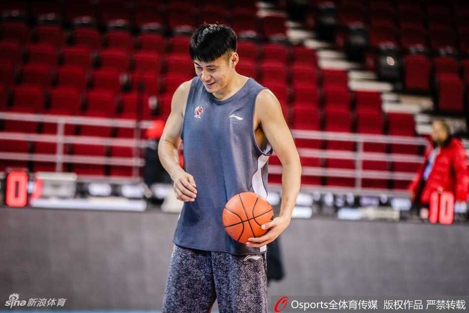 北京队外援汉密尔顿在篮下卡位要球，他高举手臂，肌肉紧绷，与防守球员进行着激烈的身体对抗，篮筐就在头顶触手可及。