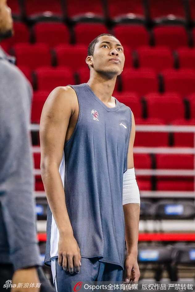 北京队训练中，翟晓川正进行着突破上篮练习，他的眼神坚毅，肌肉线条在紧身的训练服下清晰可见，展现了极佳的竞技状态。