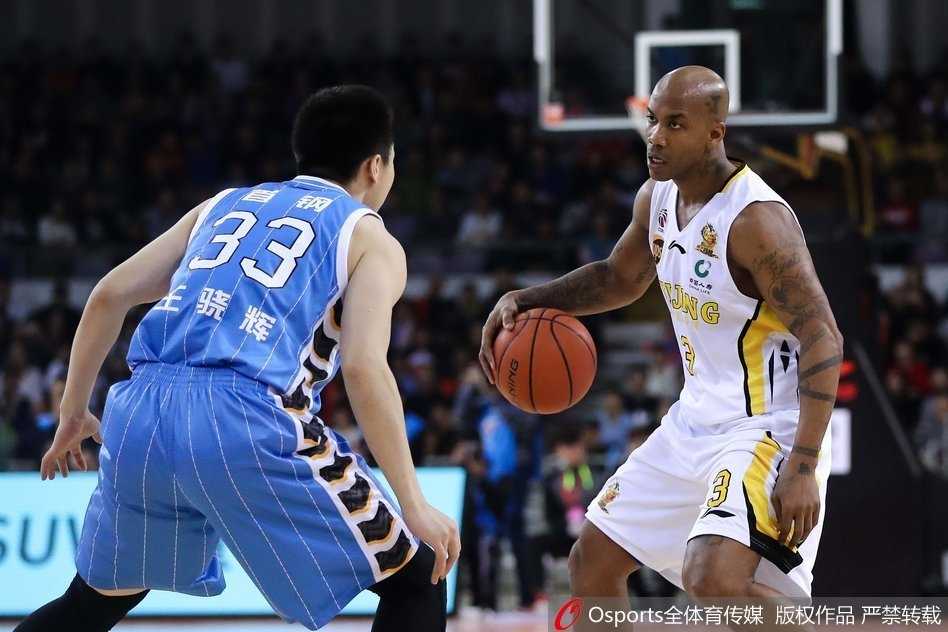 京城德比烽烟起 马布里六犯离场北控险胜首钢 兰多夫篮下强攻展现内线统治力,对方防守球员人仰马翻,皮球在空中划过一道弧线坠入网窝。