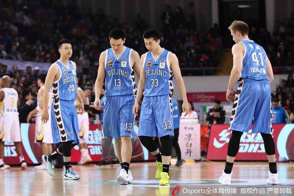 京城德比烽烟起 马布里六犯离场北控险胜首钢 马布里赛后深情拥抱昔日队友,脸上带着释然的微笑,这一刻胜负已分,唯有情义长存。