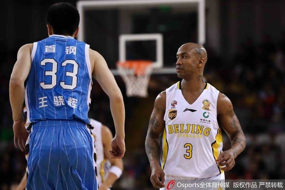 京城德比烽烟起 马布里六犯离场北控险胜首钢 阿巴斯奋力拼抢倒地仍护球,眼神中燃烧着不屈的斗志,他的每一次倒地都换来一次球权。