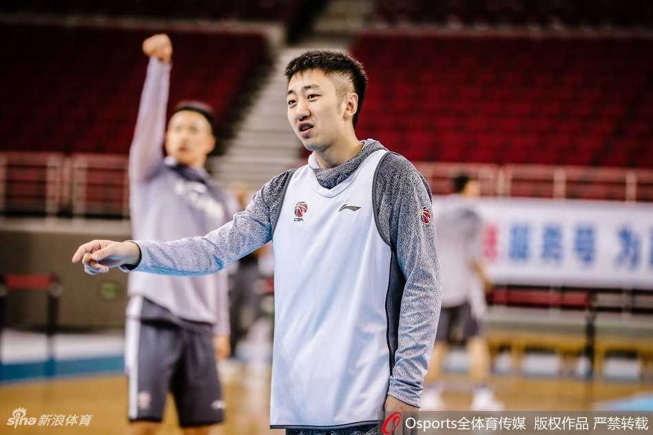 京城德比硝烟再起,马布里重回五棵松的温情与杀气 马布里神情专注地运球穿过五棵松的木地板,身后看台上空的冠军旗帜如同无声的观众,见证着这位昔日英雄的归来。