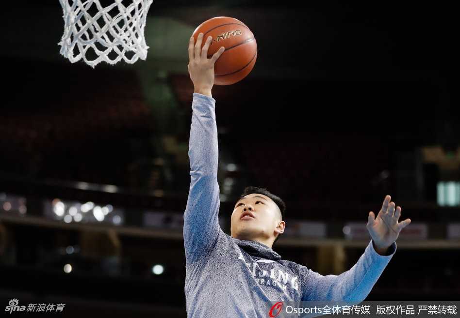 京城德比硝烟再起,马布里重回五棵松的温情与杀气 训练间隙,马布里双手撑膝稍作喘息,汗水已浸湿他的衣领,但他目光低垂凝视地板,仿佛在透过倒影回忆往昔的决战时刻。