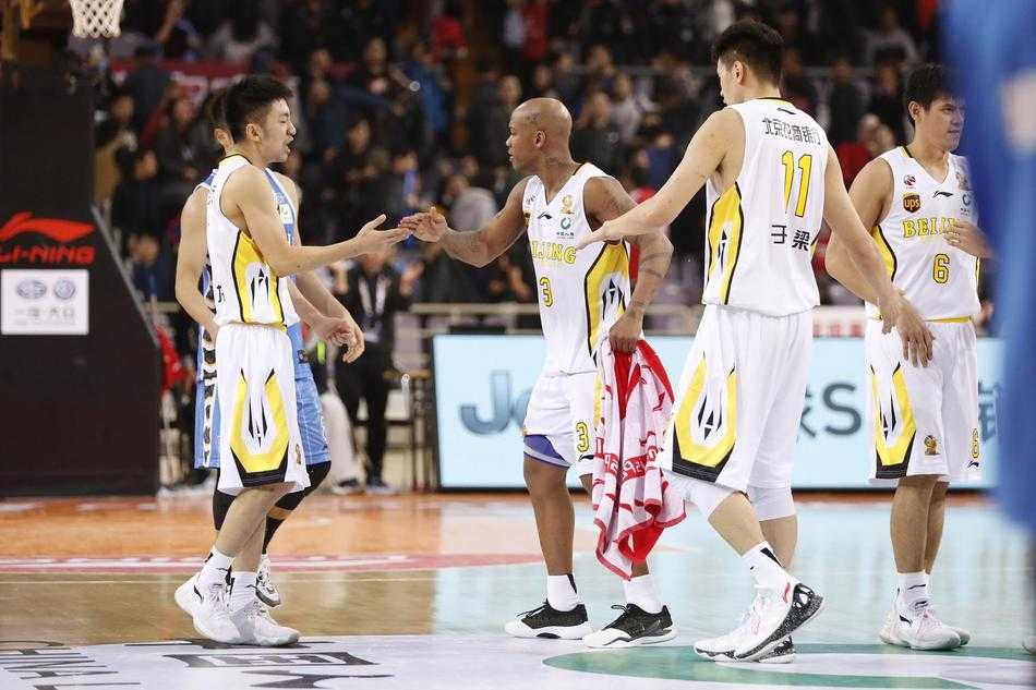 兰多夫迎着防守球员高高跃起，指尖轻轻拨动篮球，皮球在空中划出一道完美的弧线，这一刻，“白魔兽”在内线的统治力展露无遗，他是北控队最坚实的依靠。