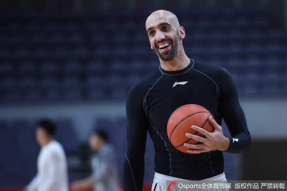 京城恩怨再升级,马布里联袂阿巴斯静候八冠王广东 马布里在训练中停下了动作,弯着腰大口喘着粗气,但嘴角却挂着一丝微笑,仿佛在回味过往对阵广东时的那些辉煌时刻。
