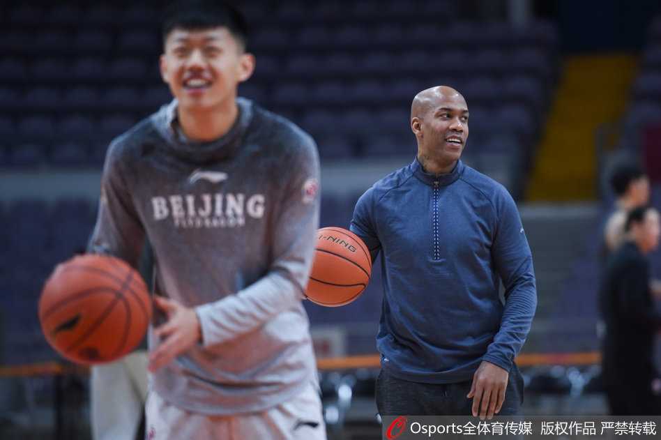京城恩怨再升级,马布里联袂阿巴斯静候八冠王广东 训练即将结束,马布里双手扶膝,目光凝视着远处的篮筐,那眼神仿佛已经穿透了时间,提前看到了晚上比赛中与易建联、周鹏的正面对抗。