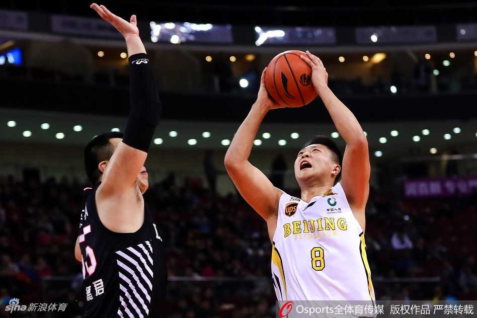 哈德森在外线觅得良机，手起刀落，篮球划过一道完美的弧线直穿网心，他用精准的三分球一次次浇灭了北控队反扑的希望。