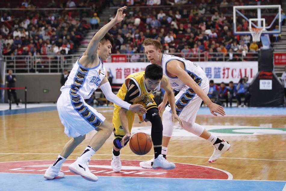 终场哨响，北京队球员常林无奈地走下球场，身后是庆祝胜利的广厦队员，汗水与落寞交织成竞技体育最真实的画面。