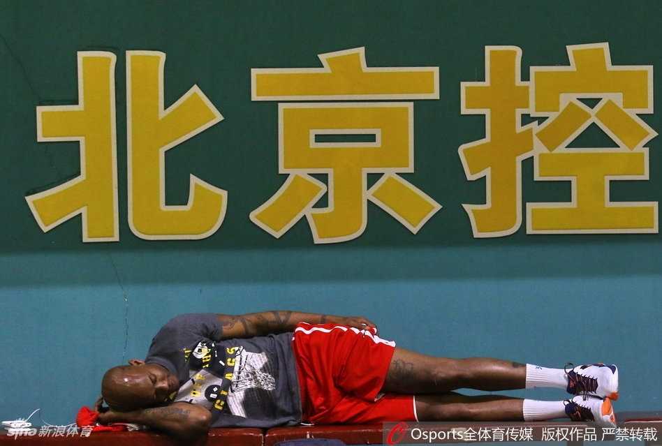 马布里弯腰扶着膝盖大口喘气，兰多夫在他身后表情无奈，两人刚刚因为罚球不中而被罚折返跑，训练馆的灯光将他们的影子拉得很长。