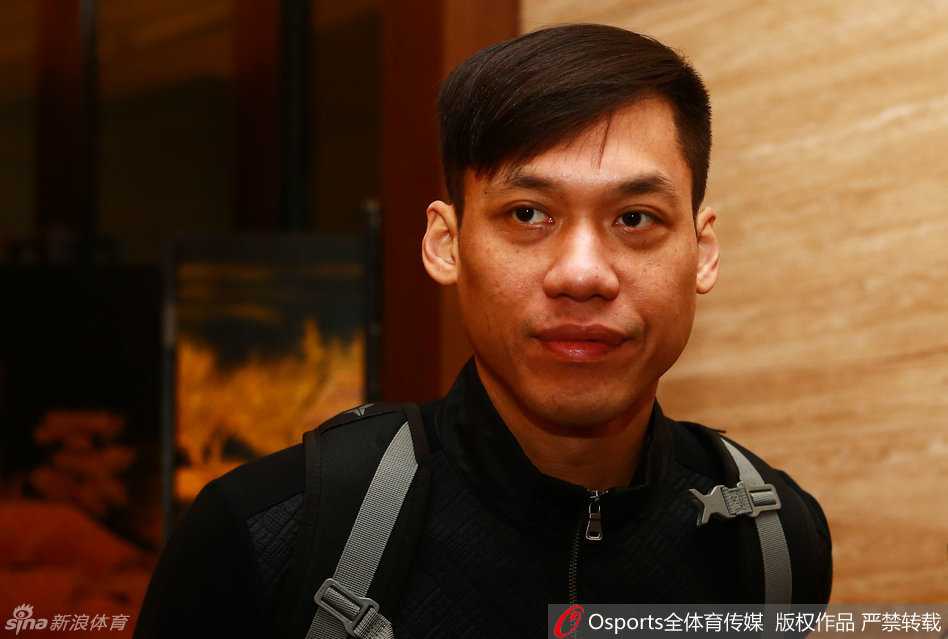 京城星夜,篮球嘉年華:二〇一七CBA全明星周末的聚光燈下 面对镜头,年轻的内线新星胡金秋露出了羞涩的笑容,与他在篮下的强硬判若两人,这份青涩正是全明星舞台上独特的风景。