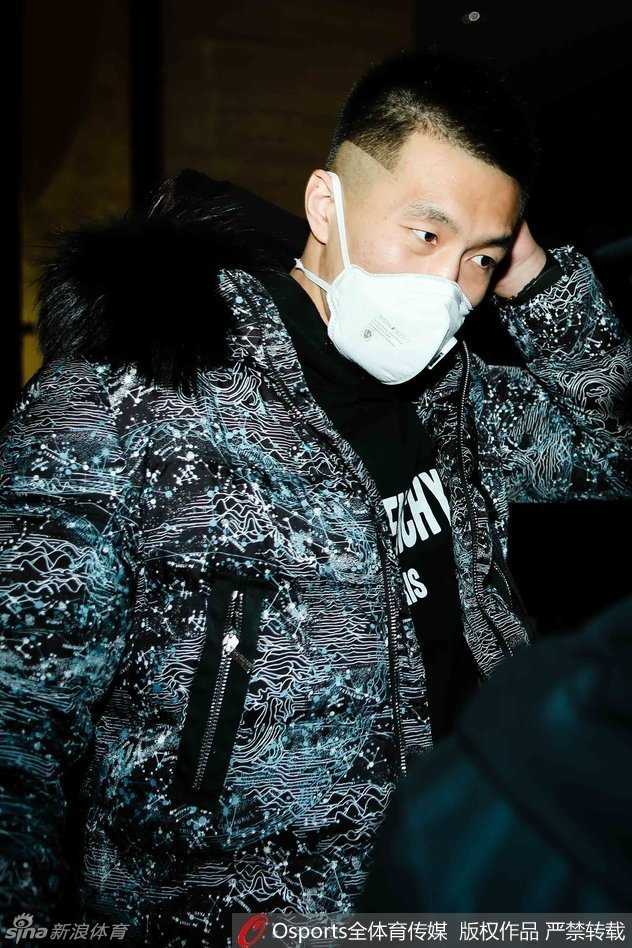 京城星夜,篮球嘉年華:二〇一七CBA全明星周末的聚光燈下 郭士强与哈德森并肩而行,两人神情专注,仿佛还在复盘着常规赛的战术,全明星的轻松暂时还未能冲淡他们眼中的胜负欲。